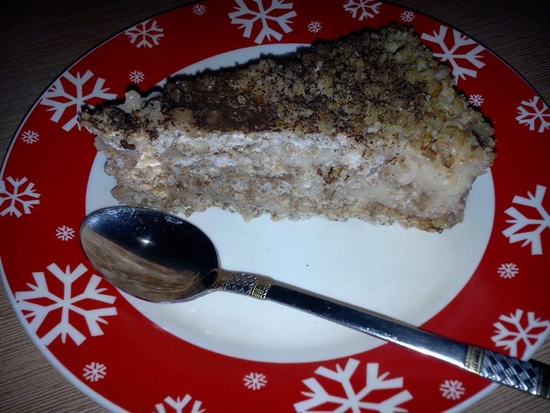 Tort cu nucă și cremă de vanilie