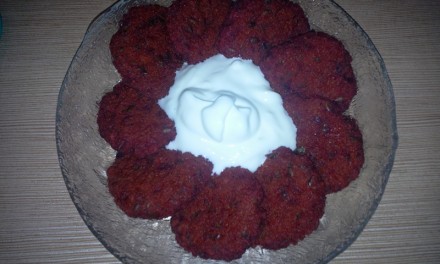 Chifteluțe cu sfeclă roșie, mei și fulgi de drojdie inactivă