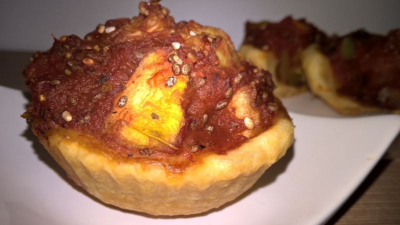 Mini-tarte cu dovlecel, sos de roșii și seminte de chia