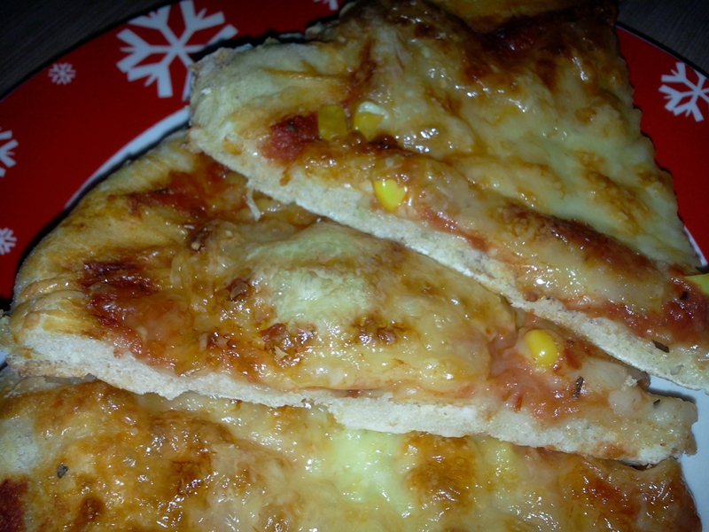 Pizza cu brânză și porumb