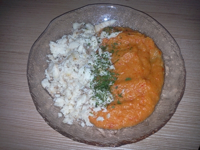 Păstrăv la cuptor cu piure de cartof dulce și ardei copți