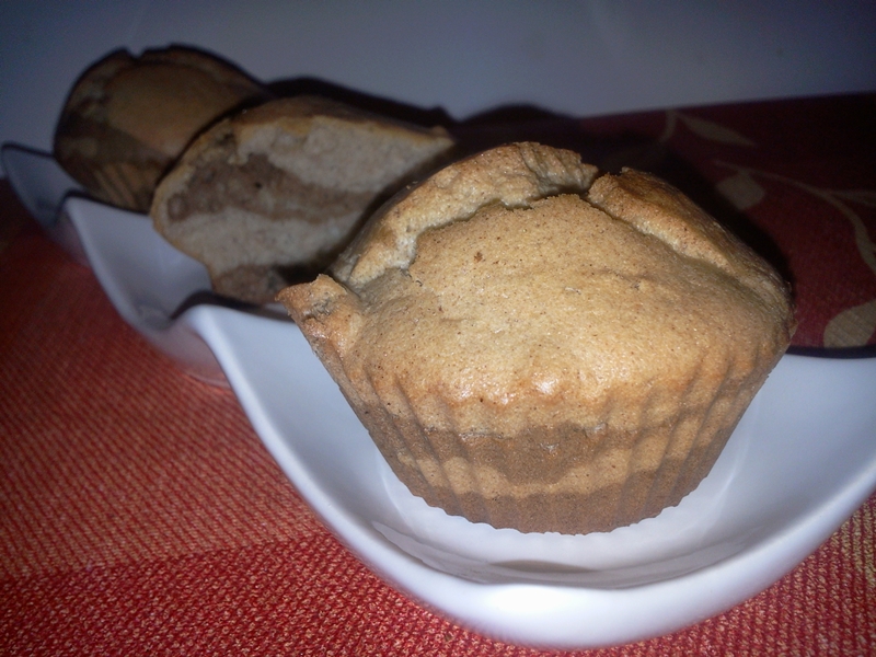 Brioșe marmorate cu scorțișoară și carob (pudră de roșcove)