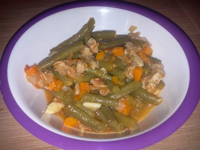 Fasole verde cu piept de curcan și sos de roșii