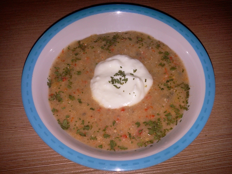 Supă cremă cu ciuperci, ardei copt și smântână