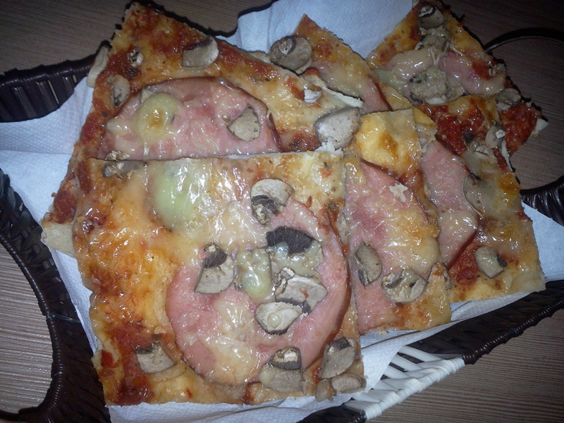 Pizza cu ciuperci, pastramă și cascaval