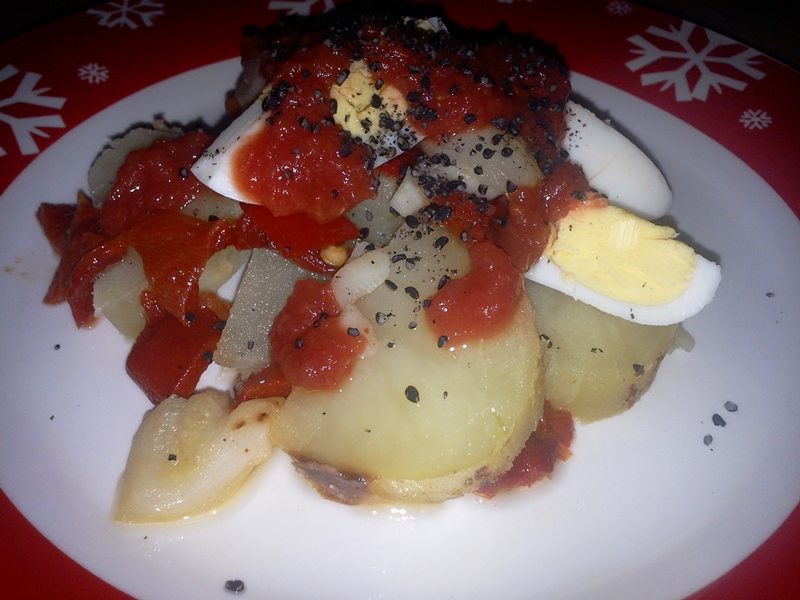 Salată cu legume coapte și ou fiert