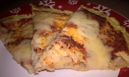 Pizza cu blat de conopidă, cașcaval și emmental
