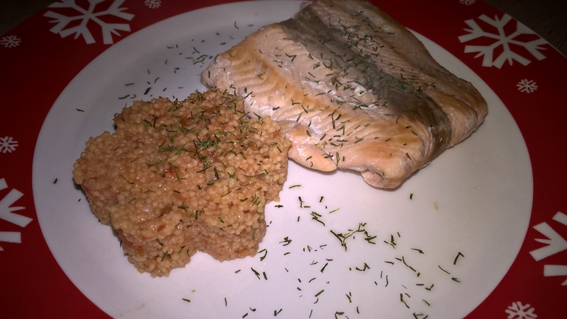 Somon cu cous-cous și roșii