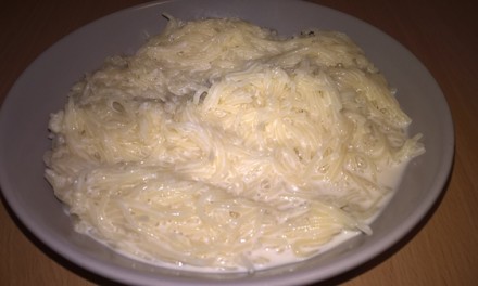 Lapte cu fidea și scorțișoară