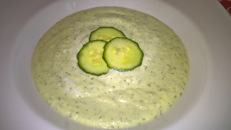 Supă rece cu avocado și castravete