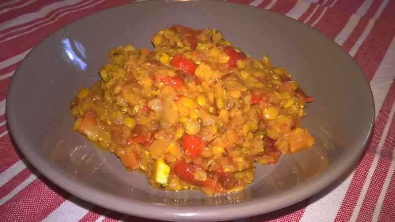 Tocană cu linte roșie și ardei copți