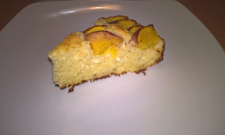 Prăjitură cu brânză de vaci și piersici