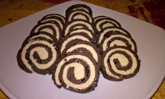 Biscuiți spirală cu carob și fulgi de cocos