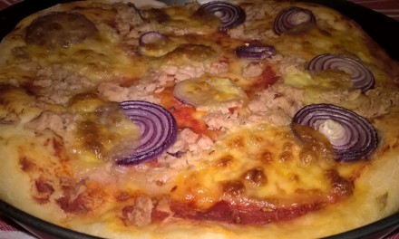 Pizza cu ton, ceapă și mozzarella