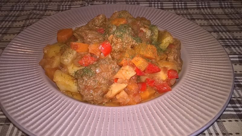 Gulaș de vită cu legume