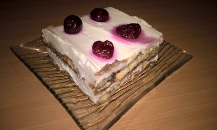 Tort rapid cu pișcoturi, mascarpone și vișine (fără coacere)