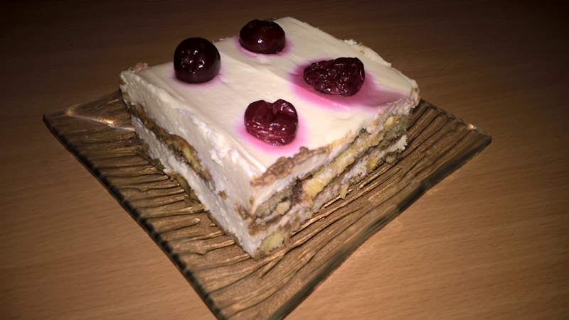 Tort rapid cu pișcoturi, mascarpone și vișine (fără coacere)