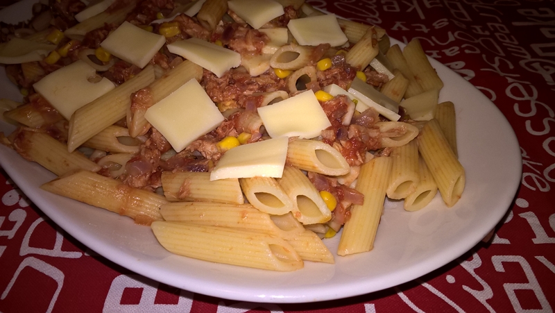 Penne cu ton, porumb și emmental