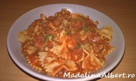 Farfalle cu ficat și sos de roșii