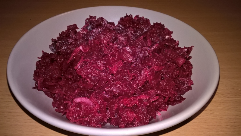 Salată cu sfeclă roșie și hrean