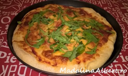 Pizza cu mozzarella, cașcaval și rucola