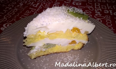 Tort cu iaurt și fructe