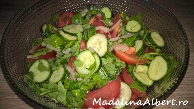 Salată cu roșii, castraveți și rucola