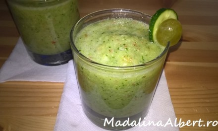 Smoothie răcoritor cu castraveți, mere și strugure