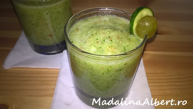 Smoothie răcoritor cu castraveți, mere și strugure