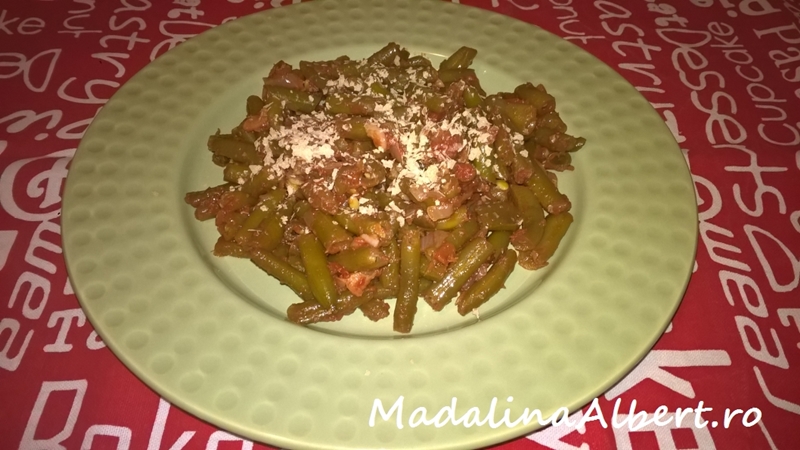 Fasole verde scăzută cu sos de roșii și fulgi de drojdie inactivă