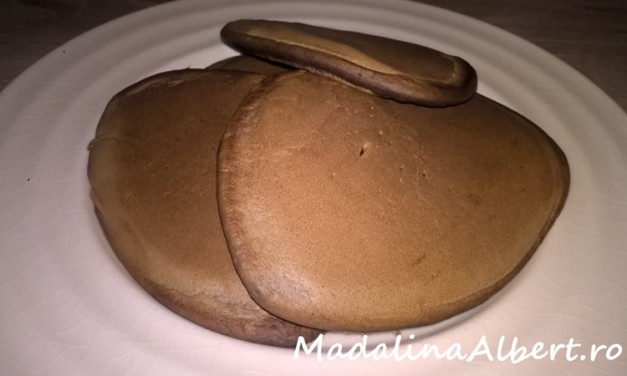 Pancakes cu carob (pudră de roșcove)