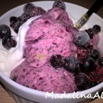 Înghețată cu banane, fructe de pădure și mentă