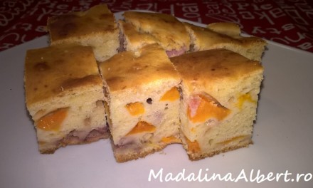 Prăjitură cu caise și căpșuni