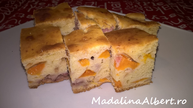 Prăjitură cu caise și căpșuni