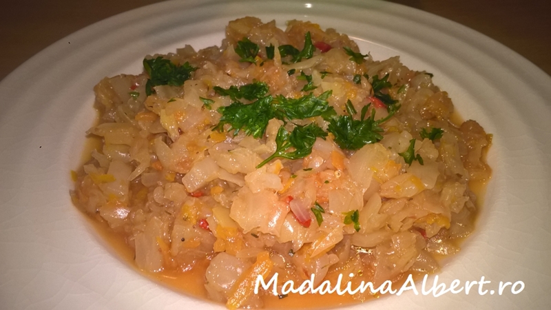 Varză dulce cu ardei și sos de roșii