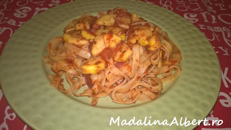 Tagliatelle cu sos de roșii și dovlecel