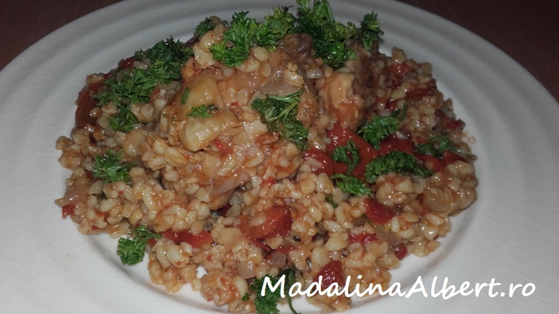 Pulpe superioare de pui cu bulgur și ardei copți