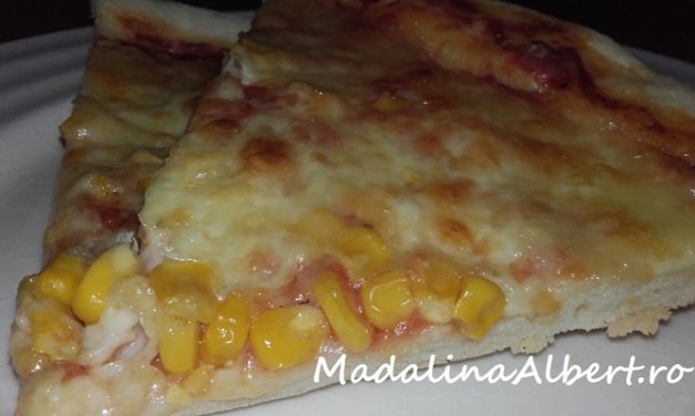 Pizza cu mozzarella, cașcaval și porumb